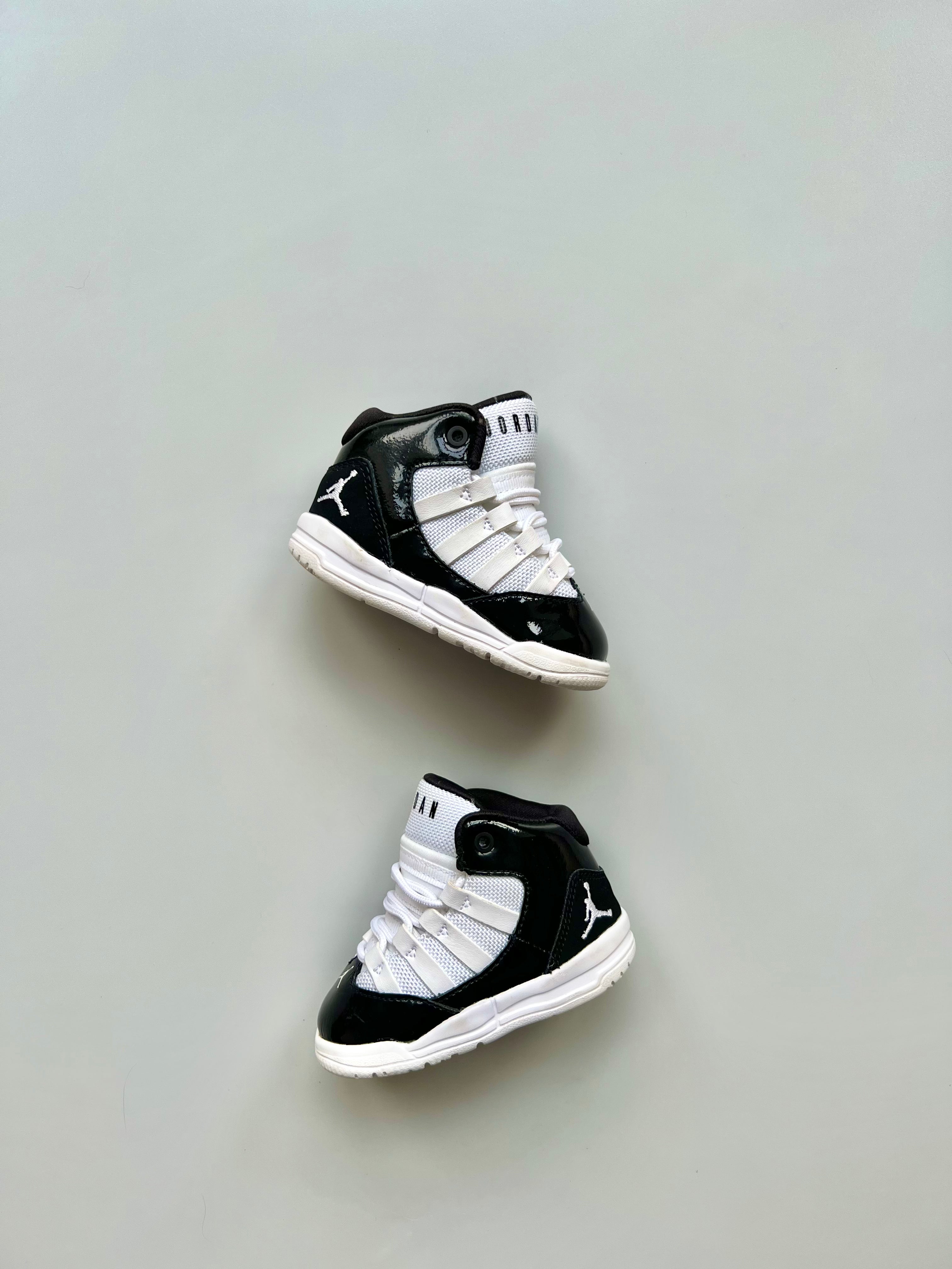 Nike Jordan Max Aura Sneakers Size 3.5
